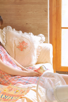 两女一杯